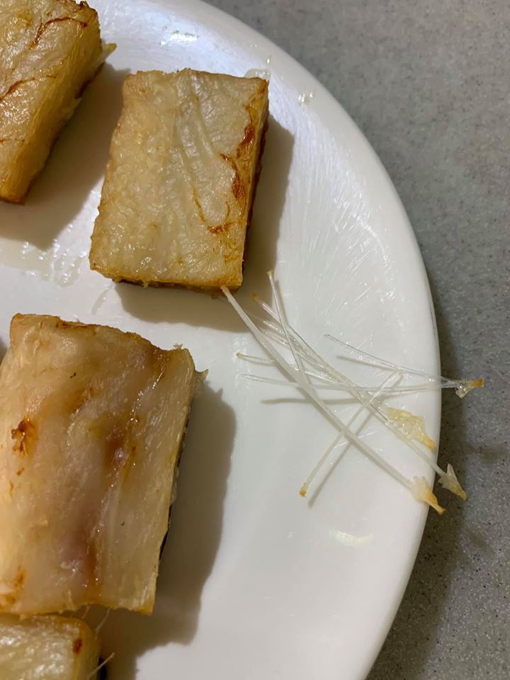 將鰻魚乾的刺抽出。