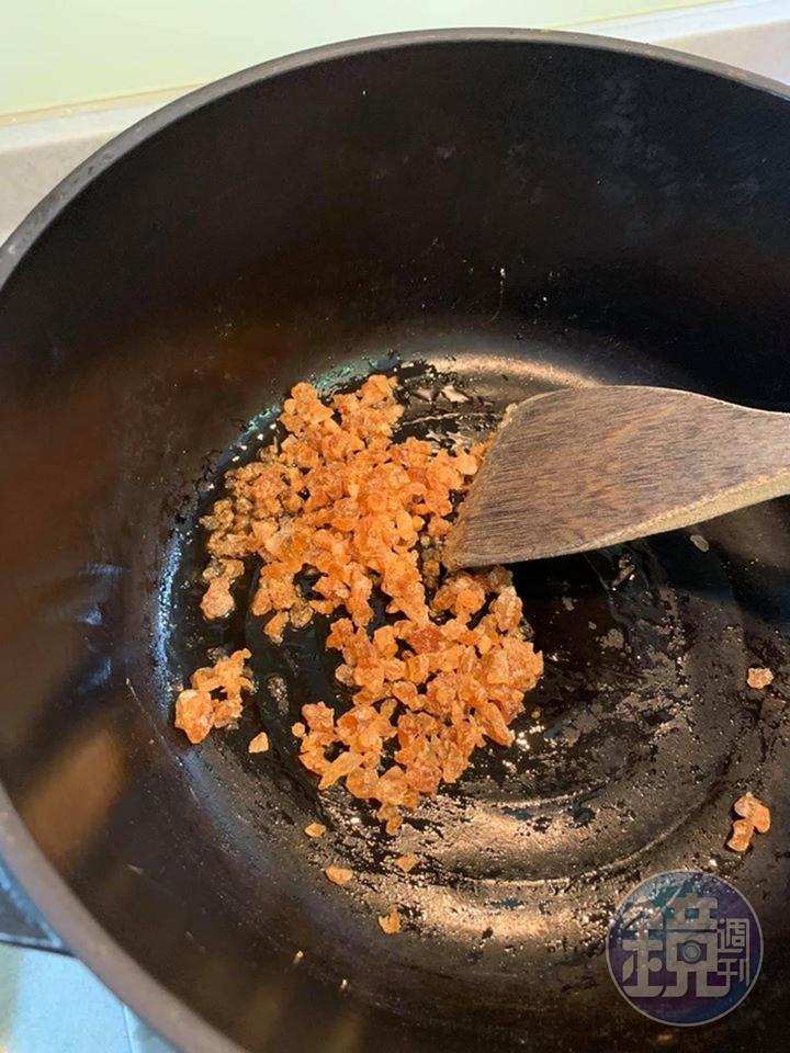 開始炒糖,要注意避免黏鍋。