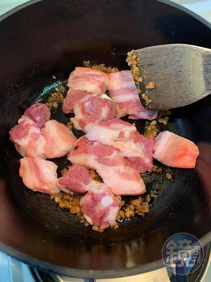 將五花肉分批入鍋上色。