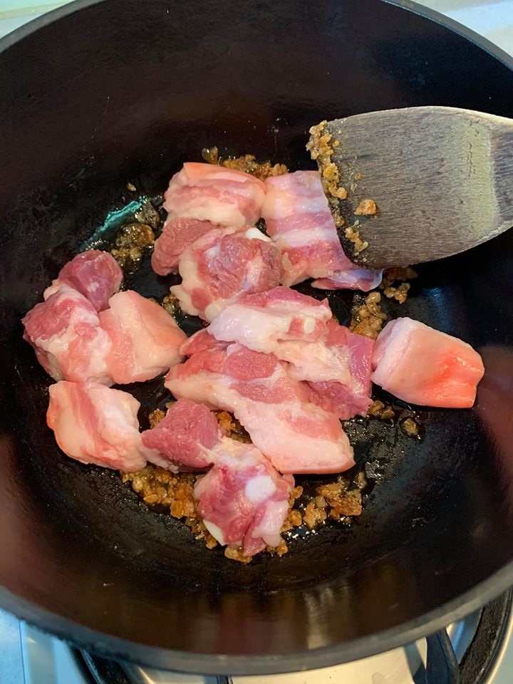 將五花肉分批入鍋上色。
