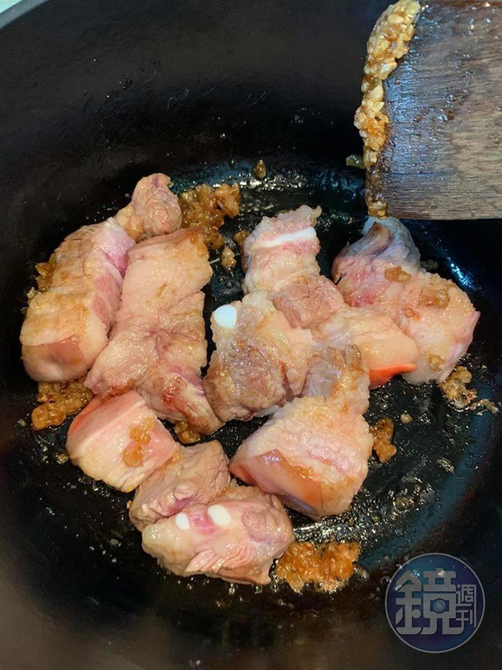 五花肉漸漸上色。