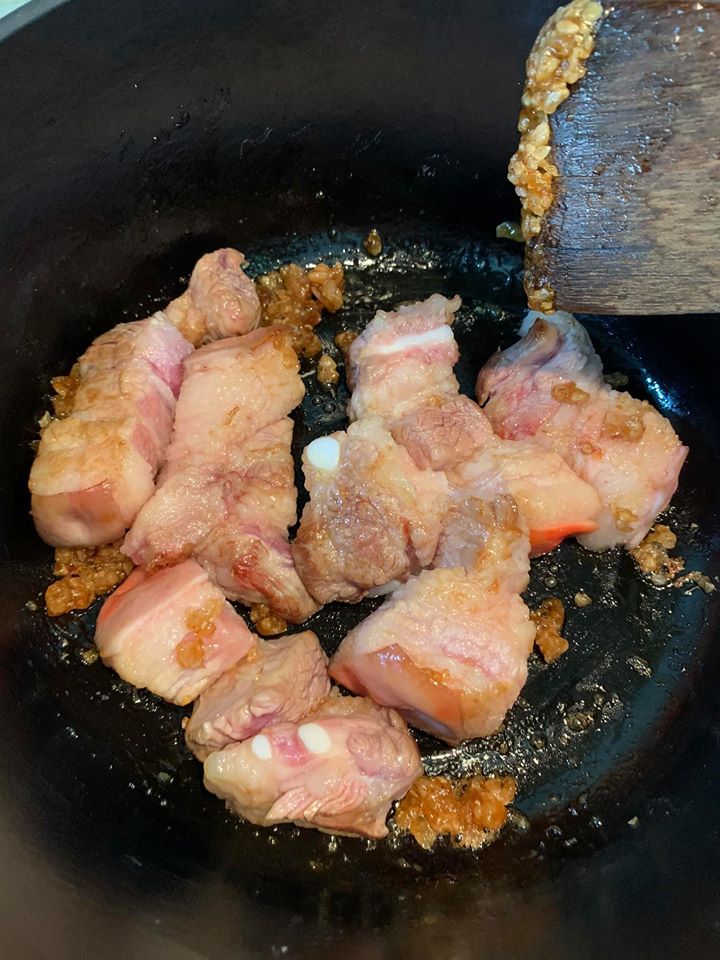 五花肉漸漸上色。