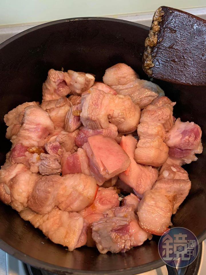 全部的五花肉都下到鍋裡。