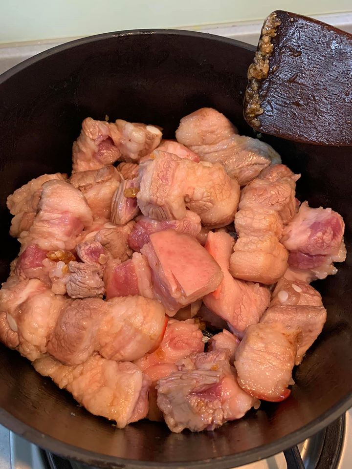 全部的五花肉都下到鍋裡。