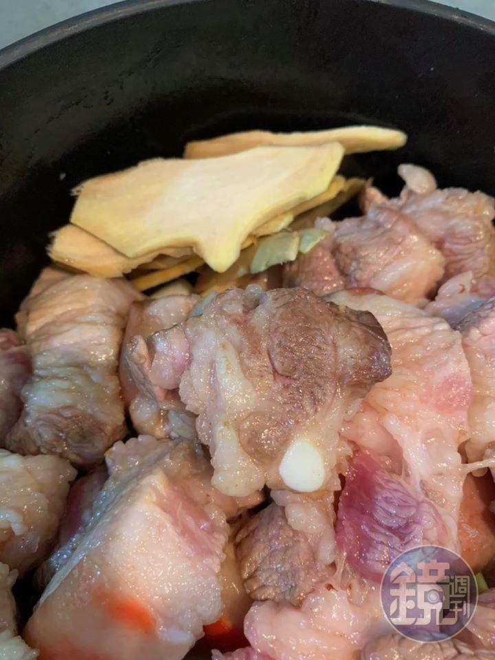 最後下薑片。