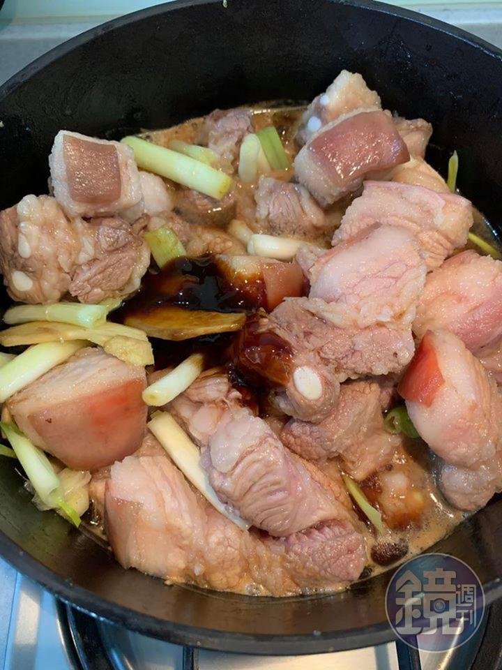 下紹興酒半瓶、醬油及一點蠔油。