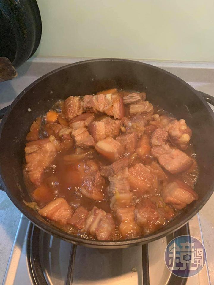 再燉煮半小時後,整鍋魚鯗燒肉變成這樣。