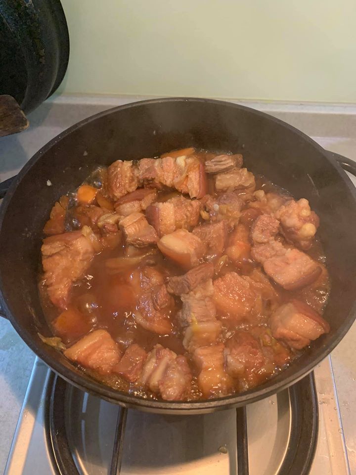 再燉煮半小時後,整鍋魚鯗燒肉變成這樣。