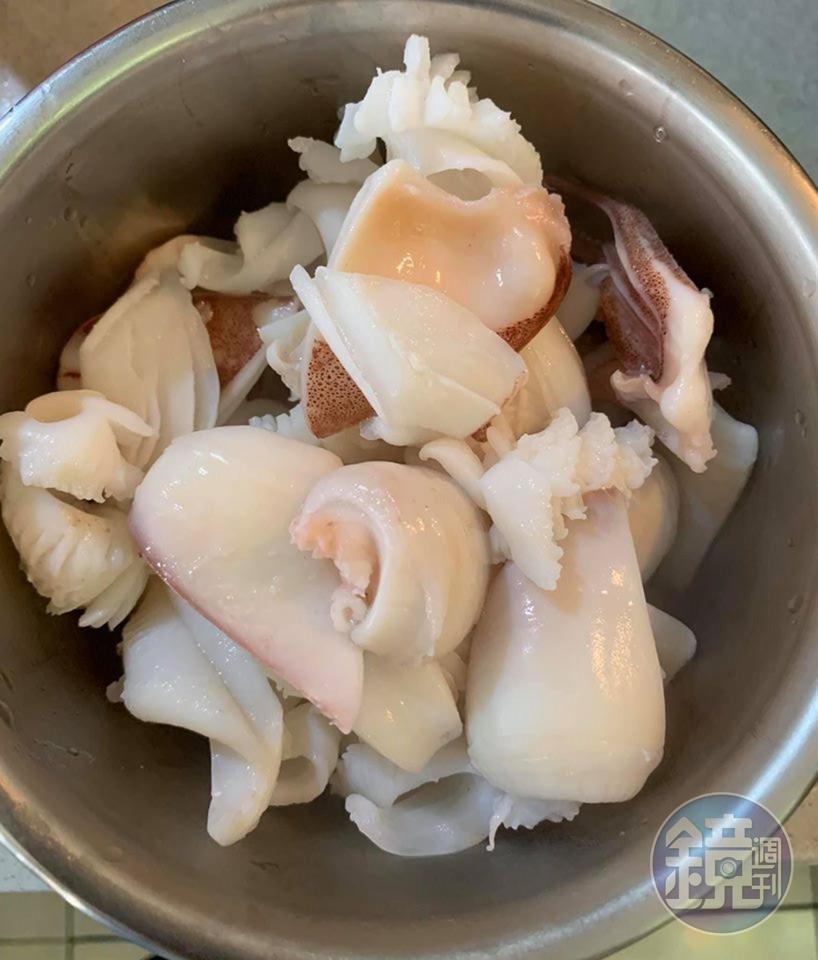 另起一鍋汆燙透抽,浸冰水後撈起瀝乾。