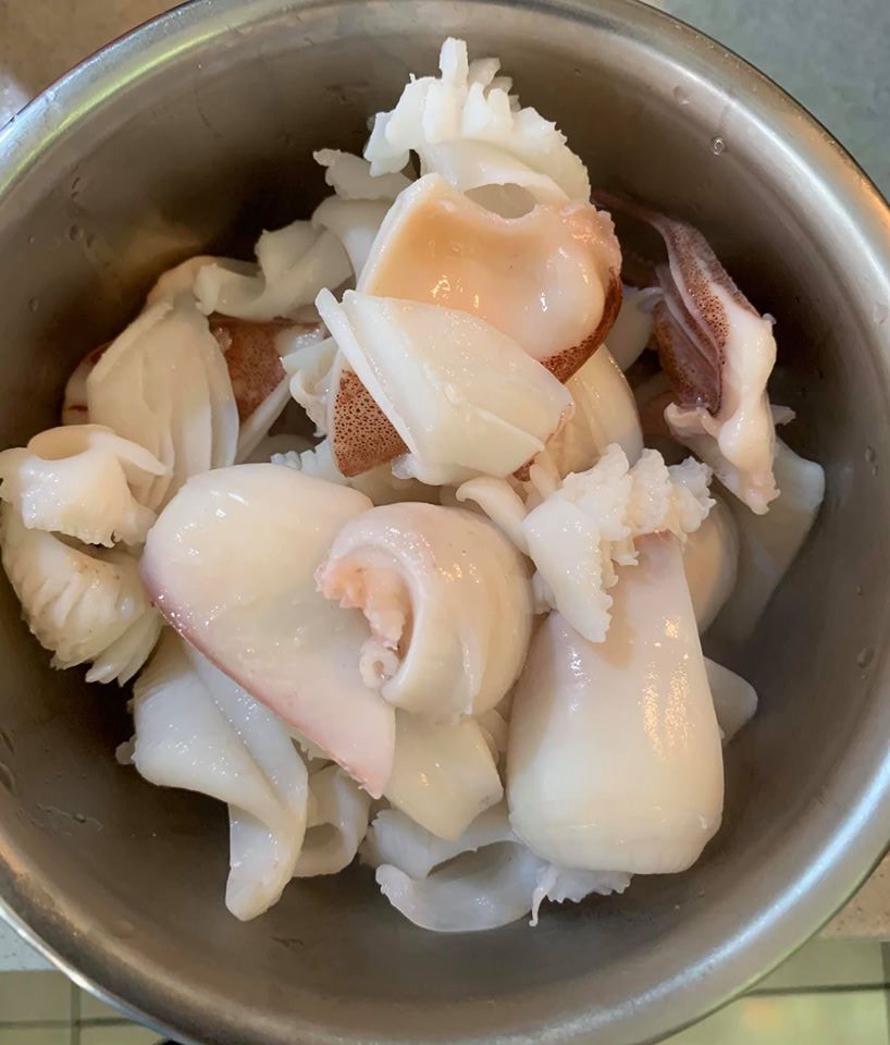 另起一鍋汆燙透抽,浸冰水後撈起瀝乾。