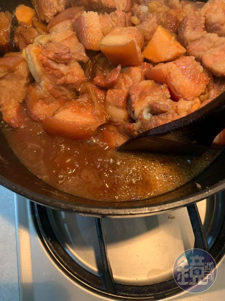 大火收汁,將肉撥開留空間炒透抽。