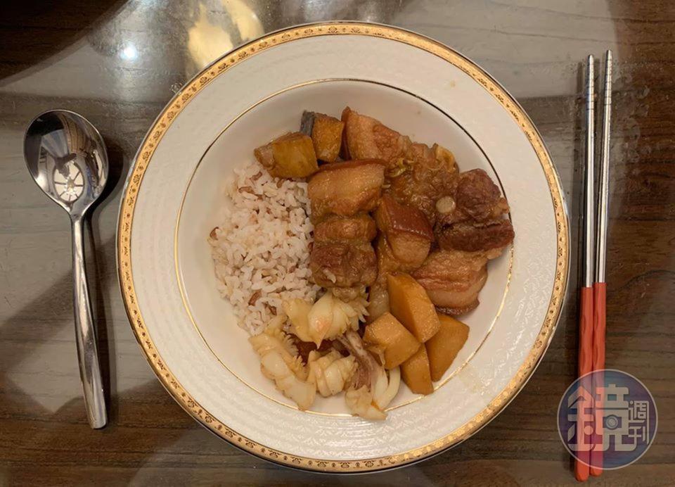 魚鯗燒肉飯,由上而下,魚鯗丶燒肉丶竹筍丶透抽。