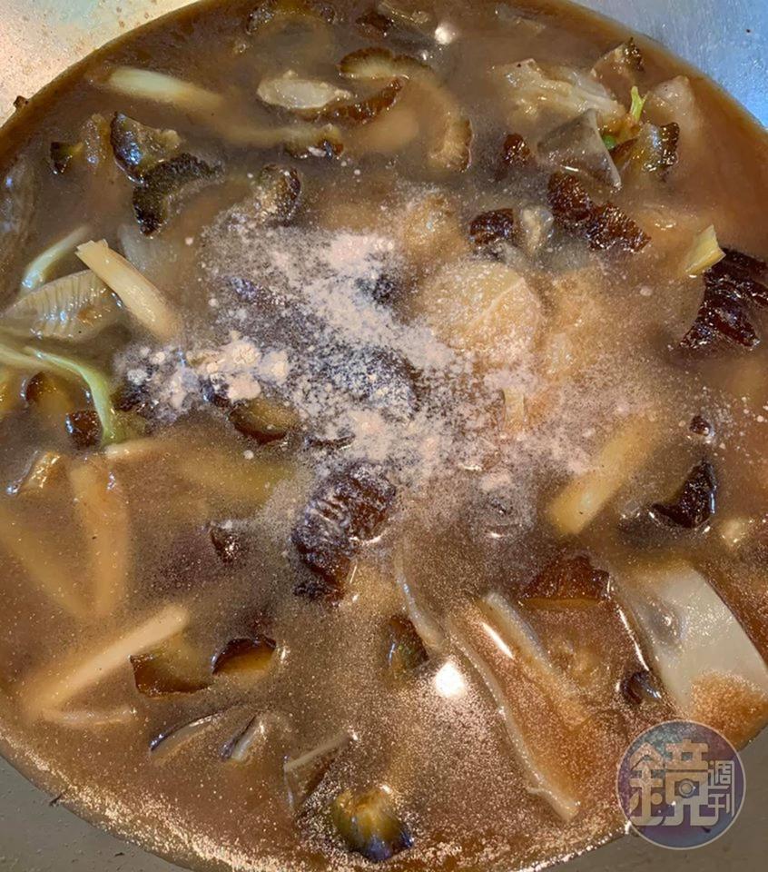 下白胡椒粉，蓋鍋燉煮15分鐘。
