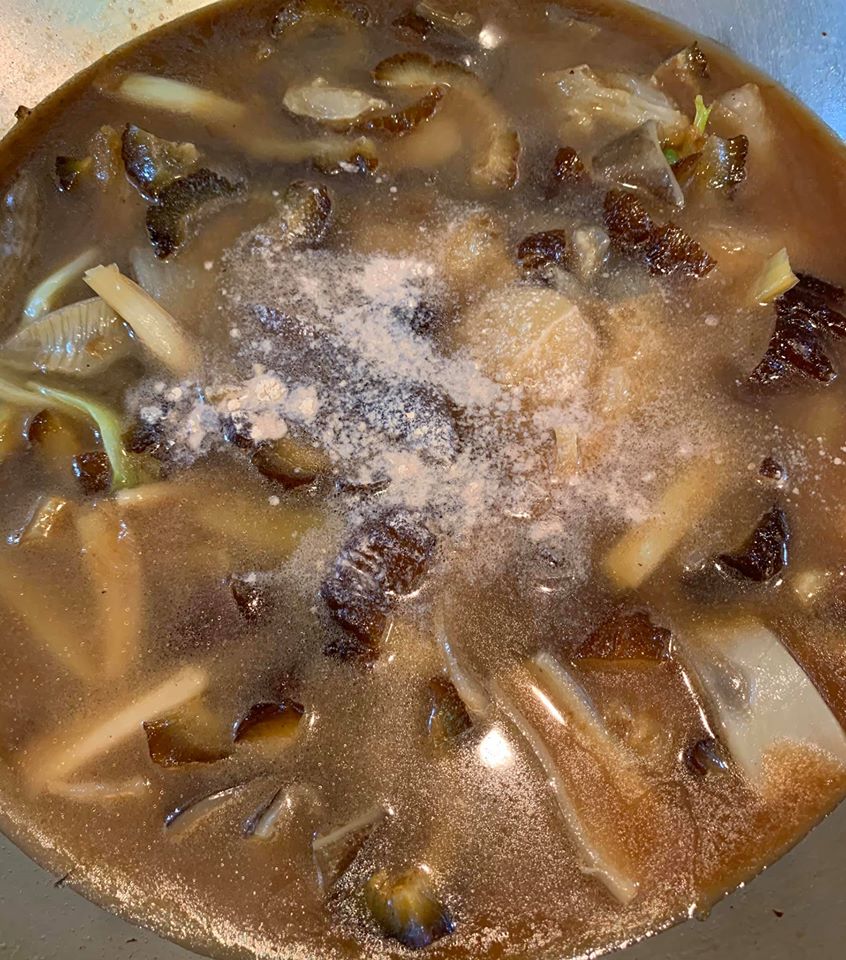 下白胡椒粉，蓋鍋燉煮15分鐘。