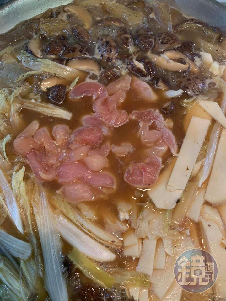 放入雞肉同煮。