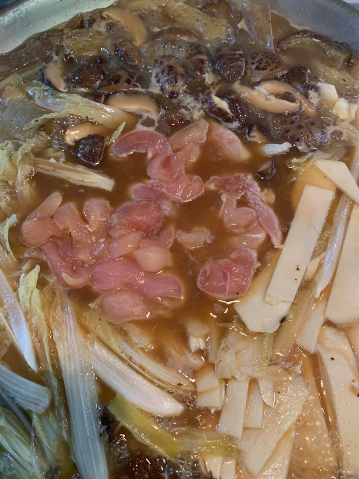 放入雞肉同煮。