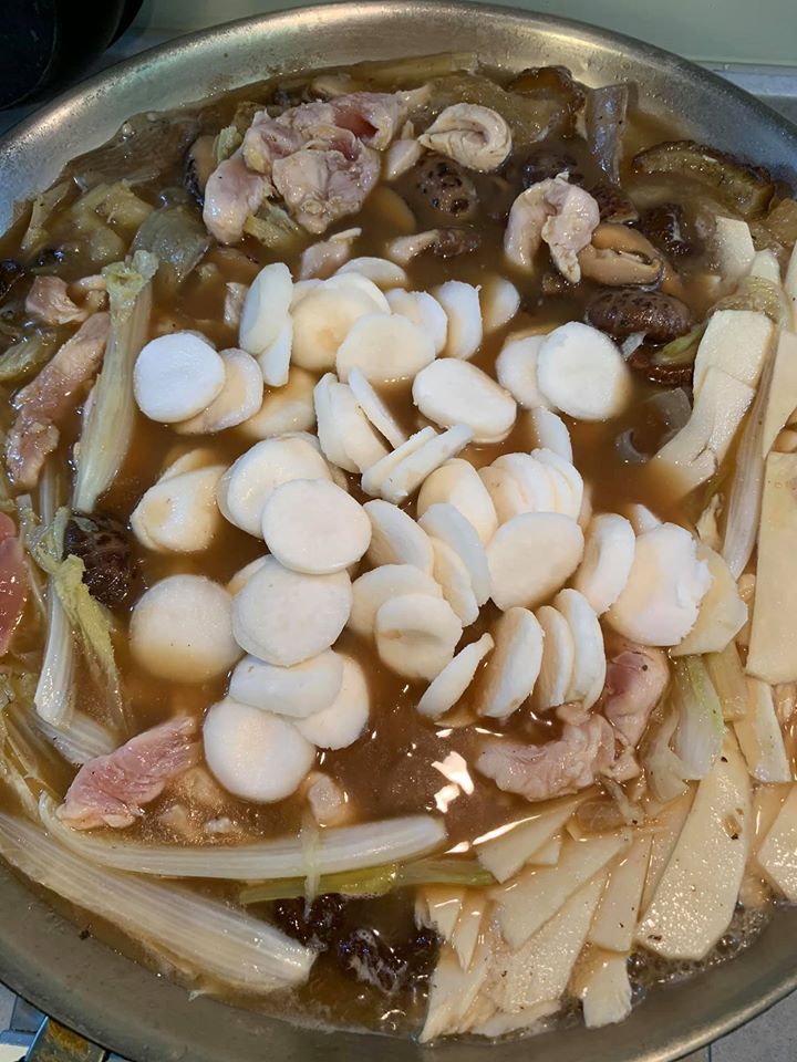 在湯中加入茡薺。