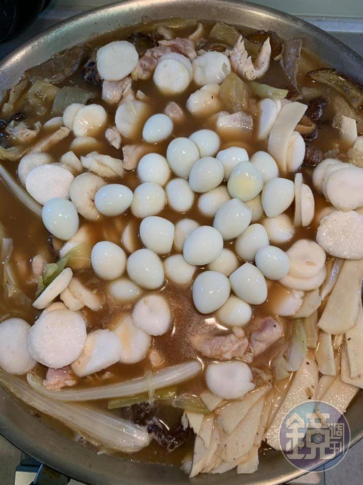 把鵪鶉蛋全部倒入。