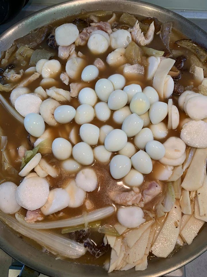 把鵪鶉蛋全部倒入。