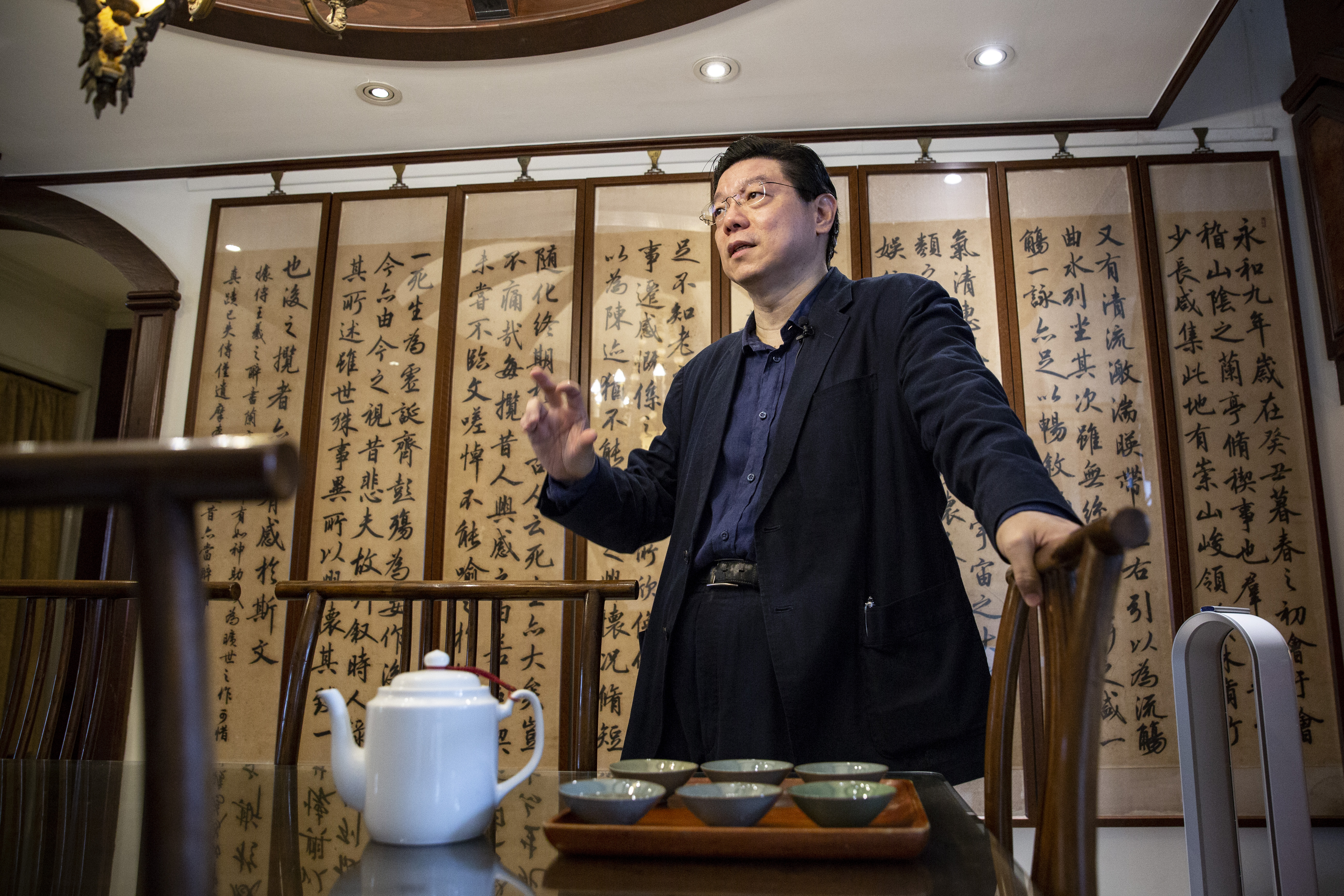 《鏡週刊》社長裴偉記憶力超群，吃過的味道基本不會忘記，每個週末都洗手做羹湯，現在大方公開他自己的廚房筆記。（攝影：王漢順）