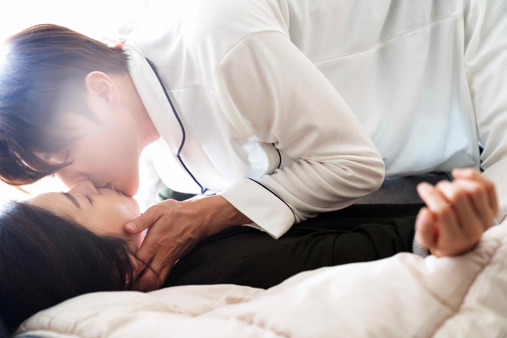 邱勝翊在任容萱「覆活」中的在床上獻出「初吻」，畫面唯美浪漫。（八大提供）