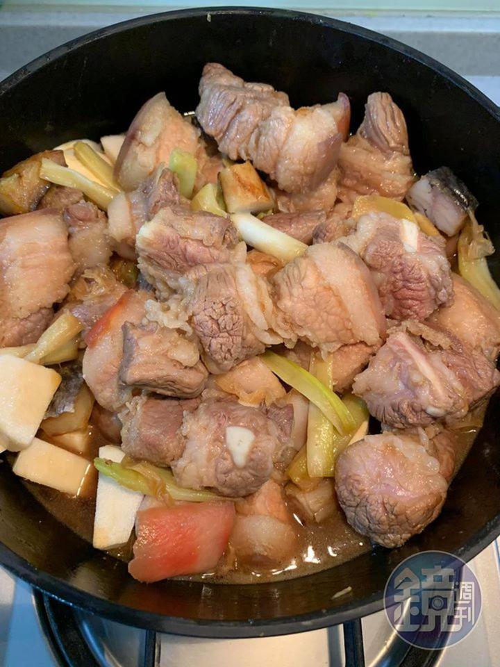 把所有食材拌勻,繼續燉煮。