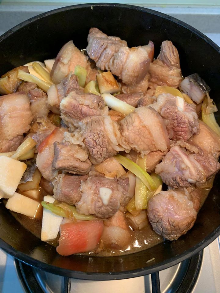 把所有食材拌勻,繼續燉煮。