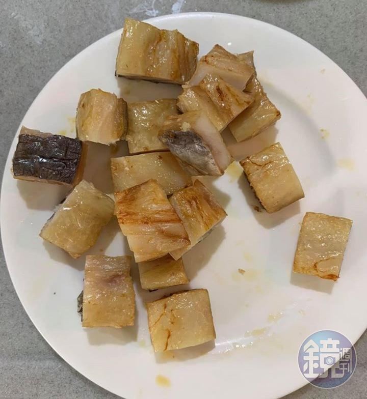 將處理好的鰻魚乾切成小塊。