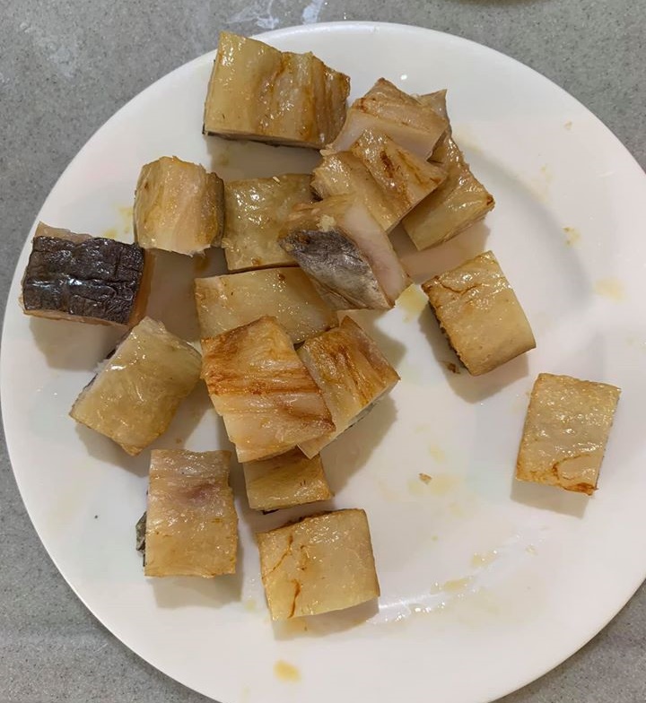 將處理好的鰻魚乾切成小塊。