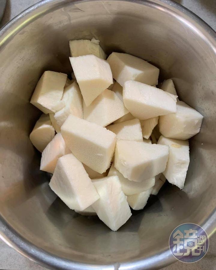綠竹筍切成塊狀。