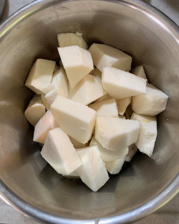 綠竹筍切成塊狀。