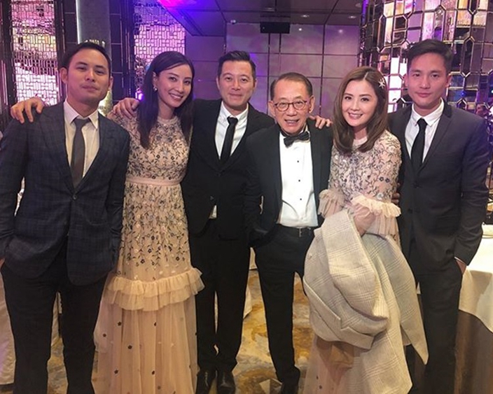 阿嬌在香港舉行結婚婚宴，阿Sa（右二）罕見帶男友石恆聰（右一）一同出席，並與老闆楊受成（右三）合照。（翻攝鄭希怡IG）