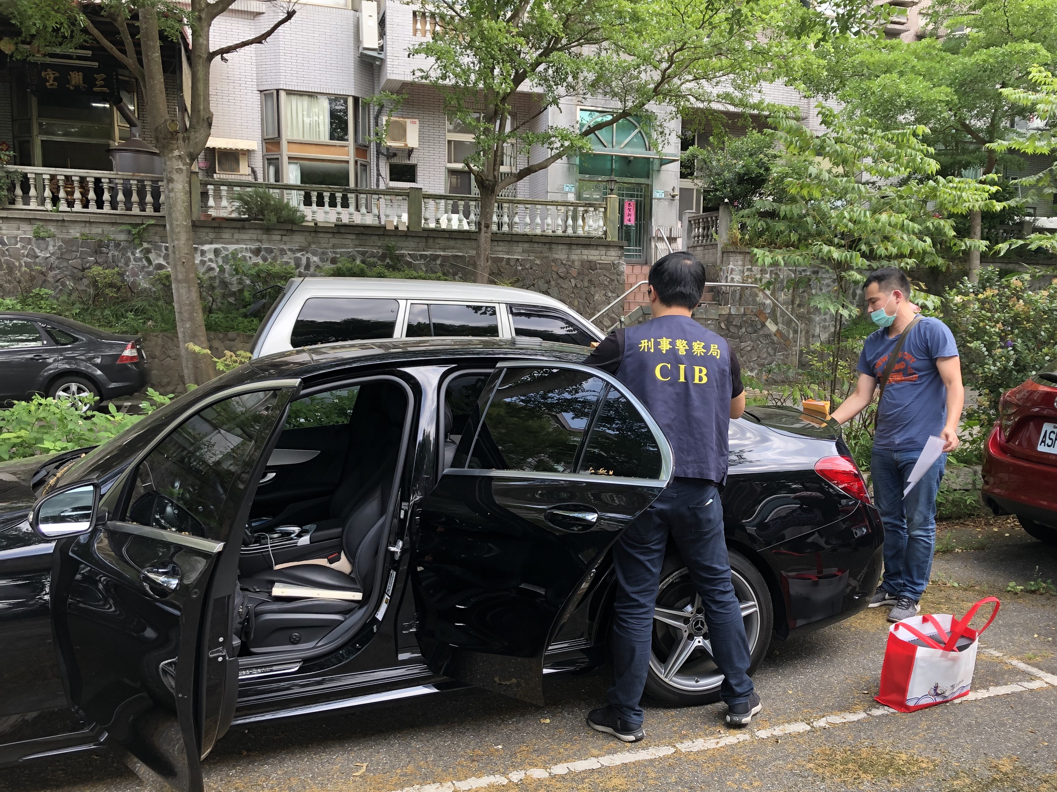 警方查扣賓士、BMW等名車。（刑事局提供）