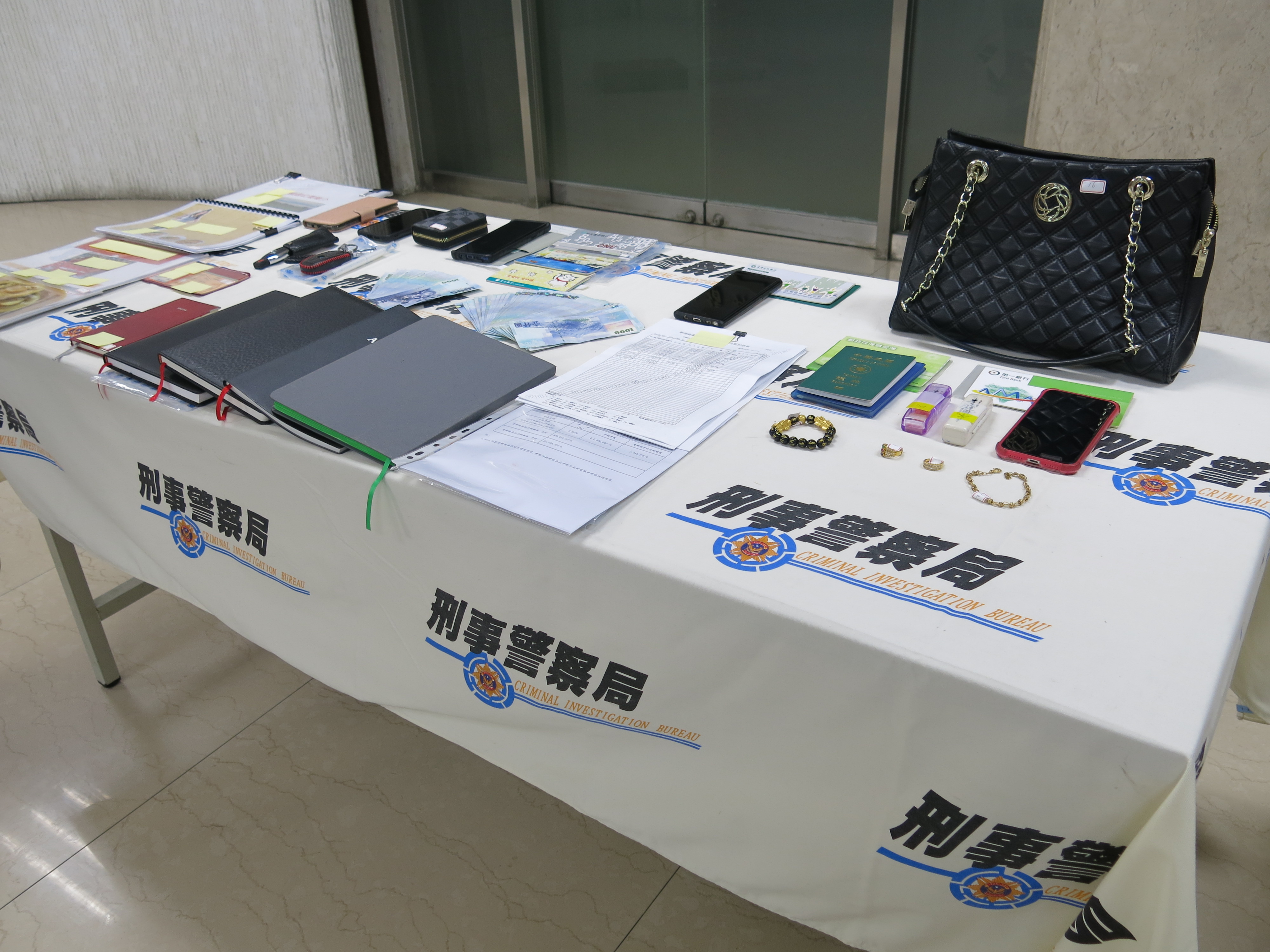 警方查扣大量贓證物。（刑事局提供）