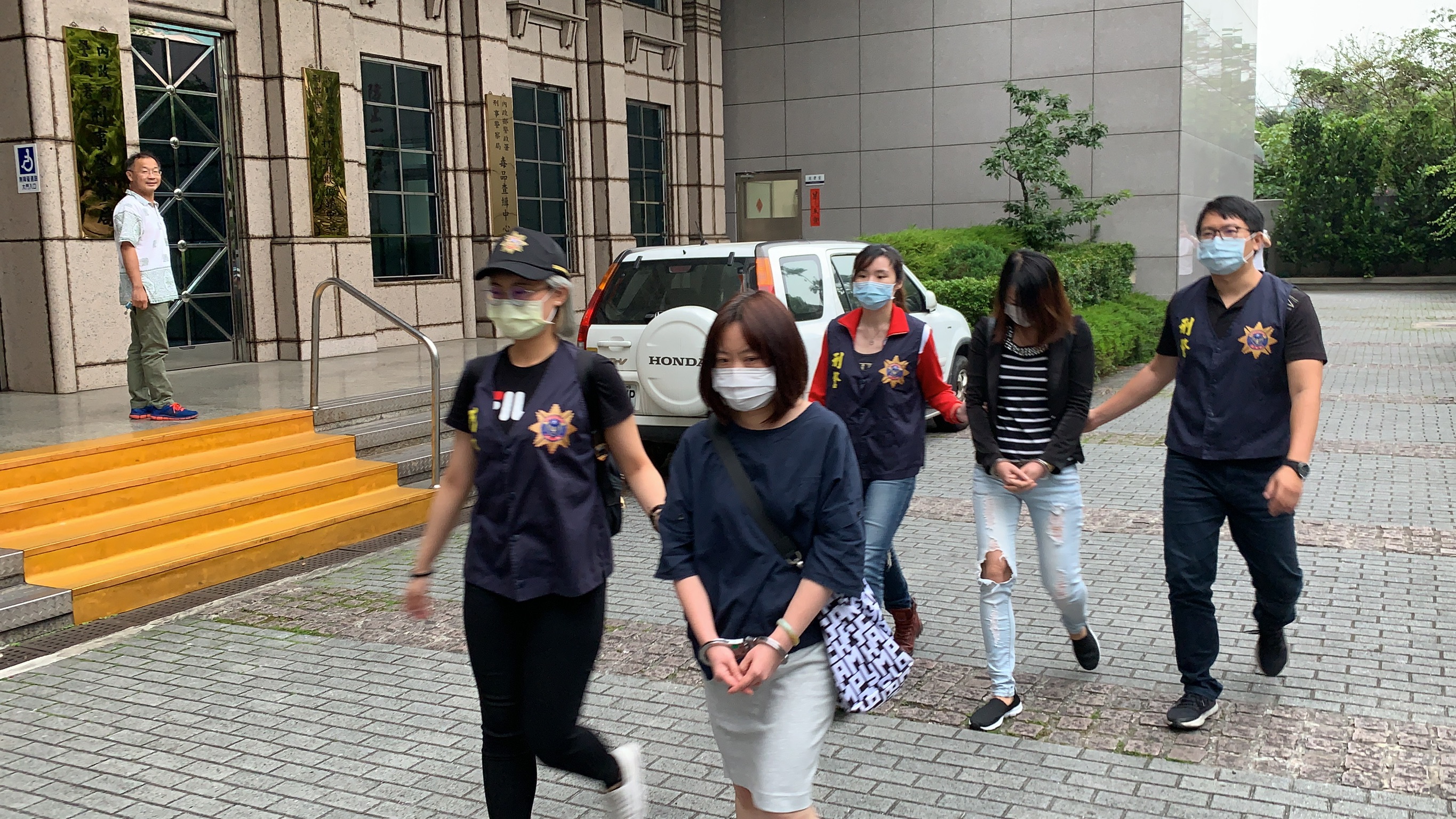 警方逮捕2名女性共犯。（刑事局提供）