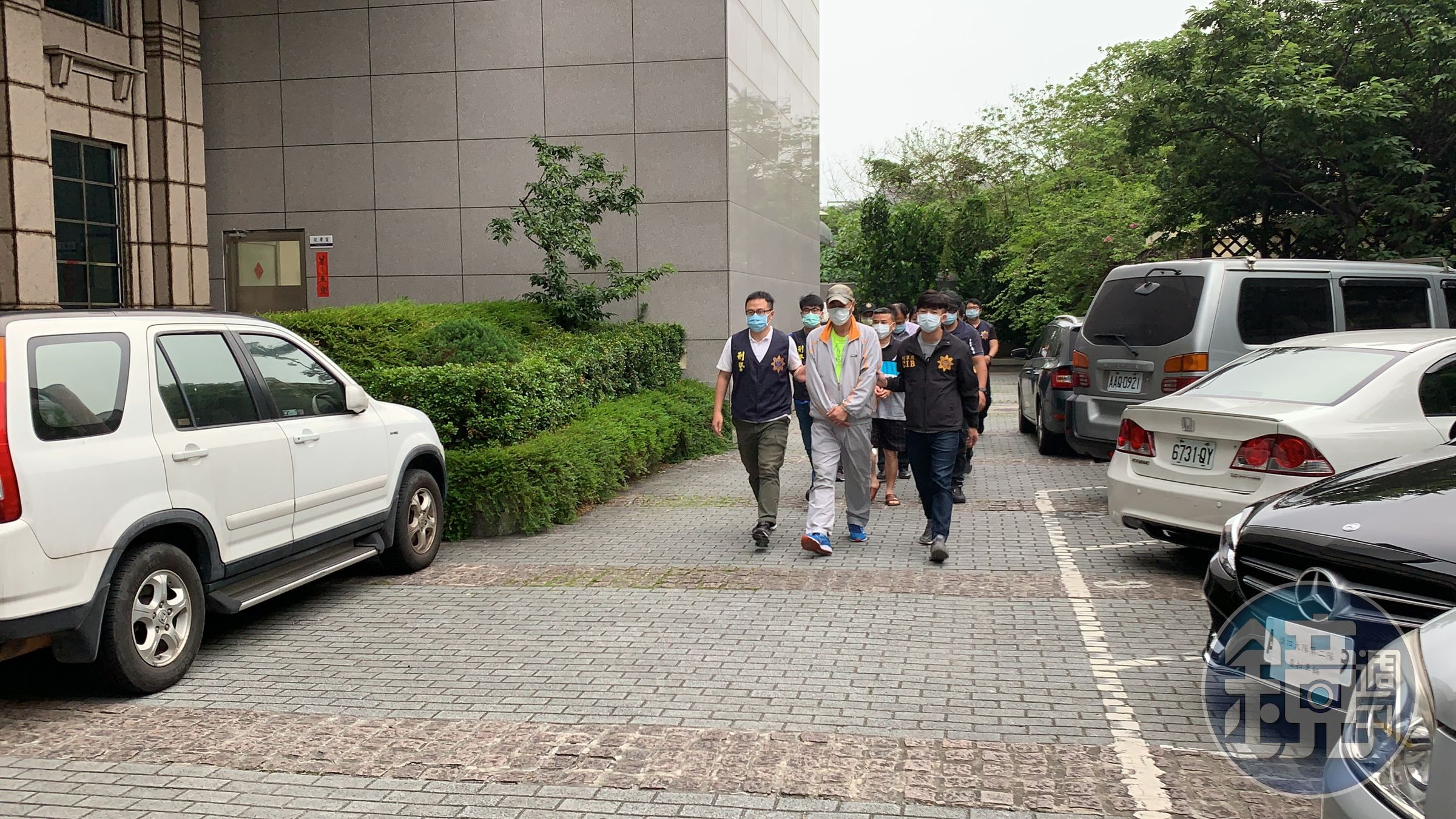 警方逮捕涉嫌恐嚇被害人的竹聯幫前信堂堂主、統促黨成員許男。（刑事局提供）