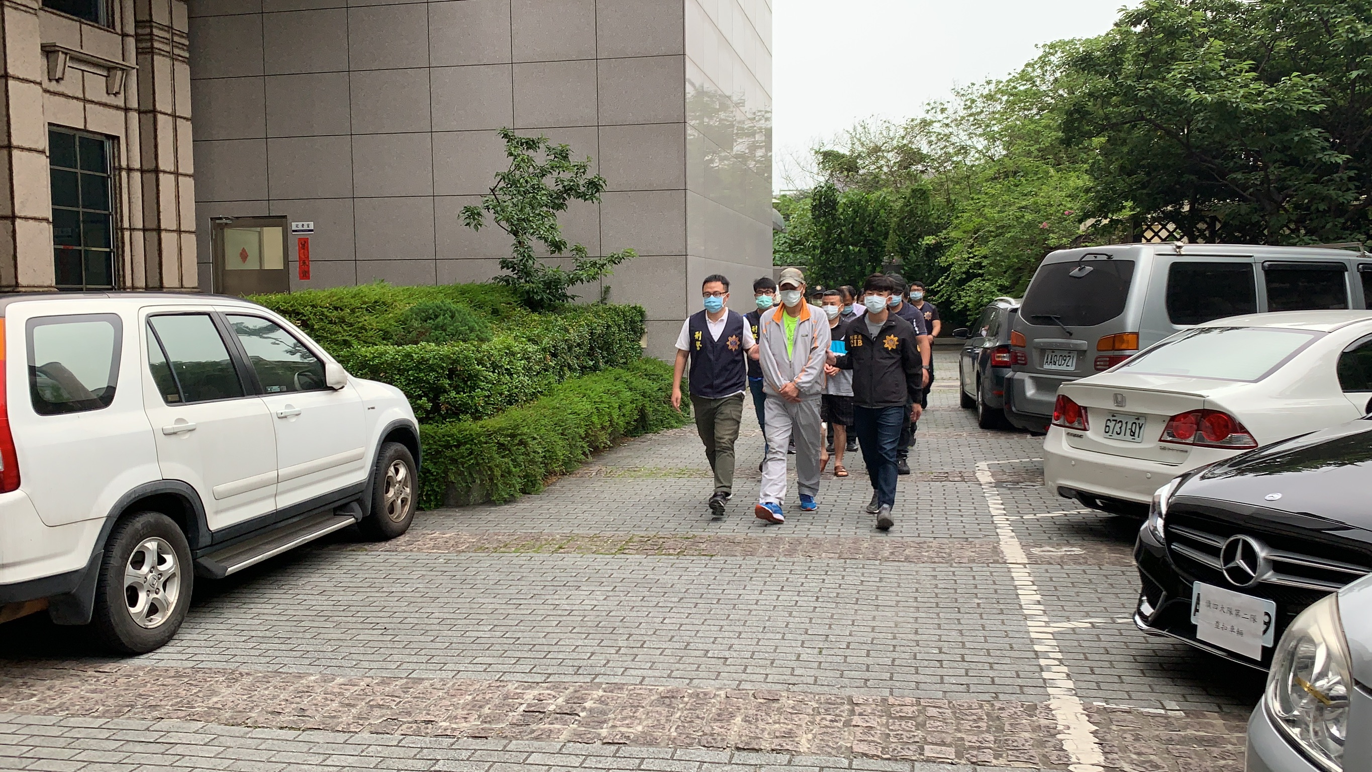 警方逮捕涉嫌恐嚇被害人的竹聯幫前信堂堂主、統促黨成員許男。（刑事局提供）