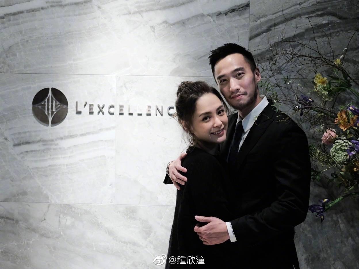 即使2人感情不佳也是當假面夫妻，再加上阿嬌在香港的婚嫁金飾廣告，剛好近月到期，離婚消息才被爆出來。（翻攝自阿嬌微博）