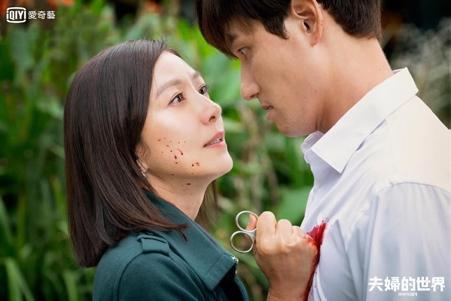 金喜愛（左）、朴海俊主演的《夫婦的世界》以婚外情為主軸，呈現懸疑驚悚的夫妻對決。（愛奇藝台灣站提供）