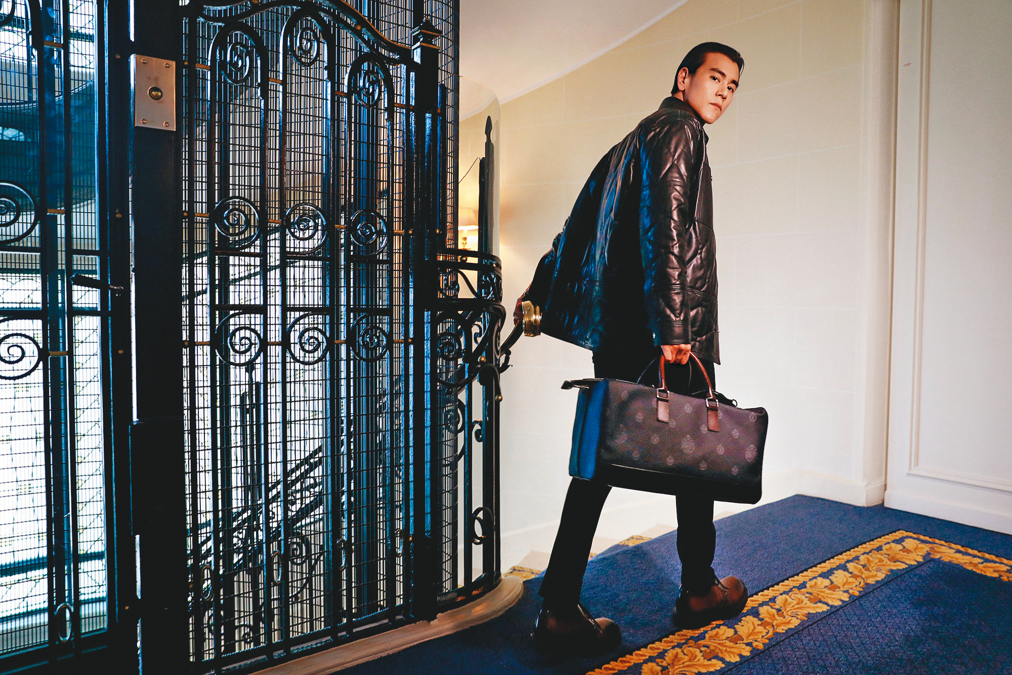 想跟彭于晏一樣帥，至少先穿得像他！SIGNATURE Canvas系列，價格店洽。（BERLUTI提供）