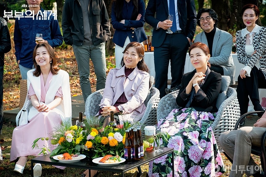 《夫婦的世界》首集尾聲的戶外派對戲場面盛大，每集製作費超過新台幣千萬元。（翻攝自Naver）