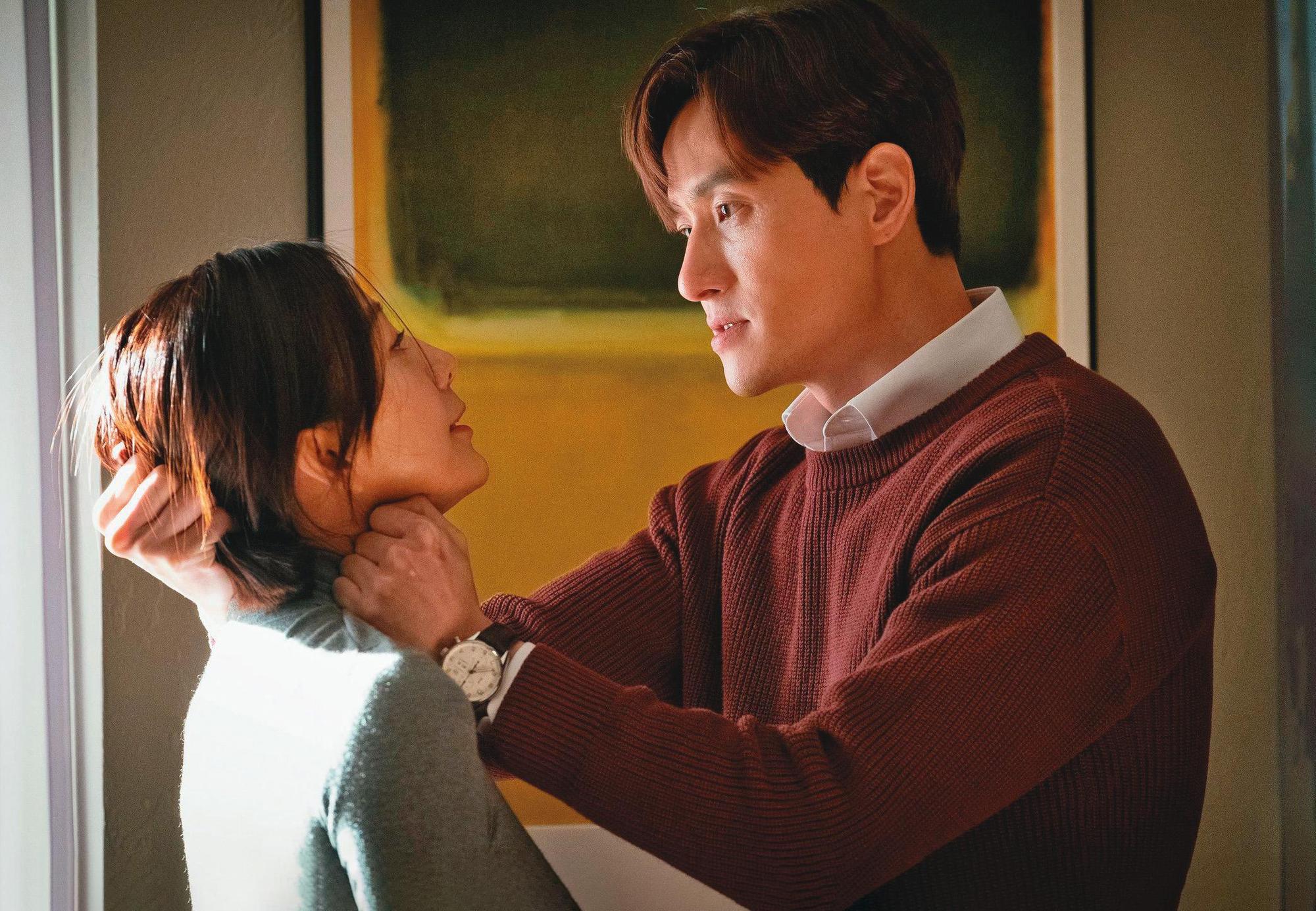 金喜愛(左)、朴海俊(右)主演的《夫婦的世界》以婚外情為主軸,呈現懸疑驚悚的夫妻對決。(愛奇藝台灣站提供)