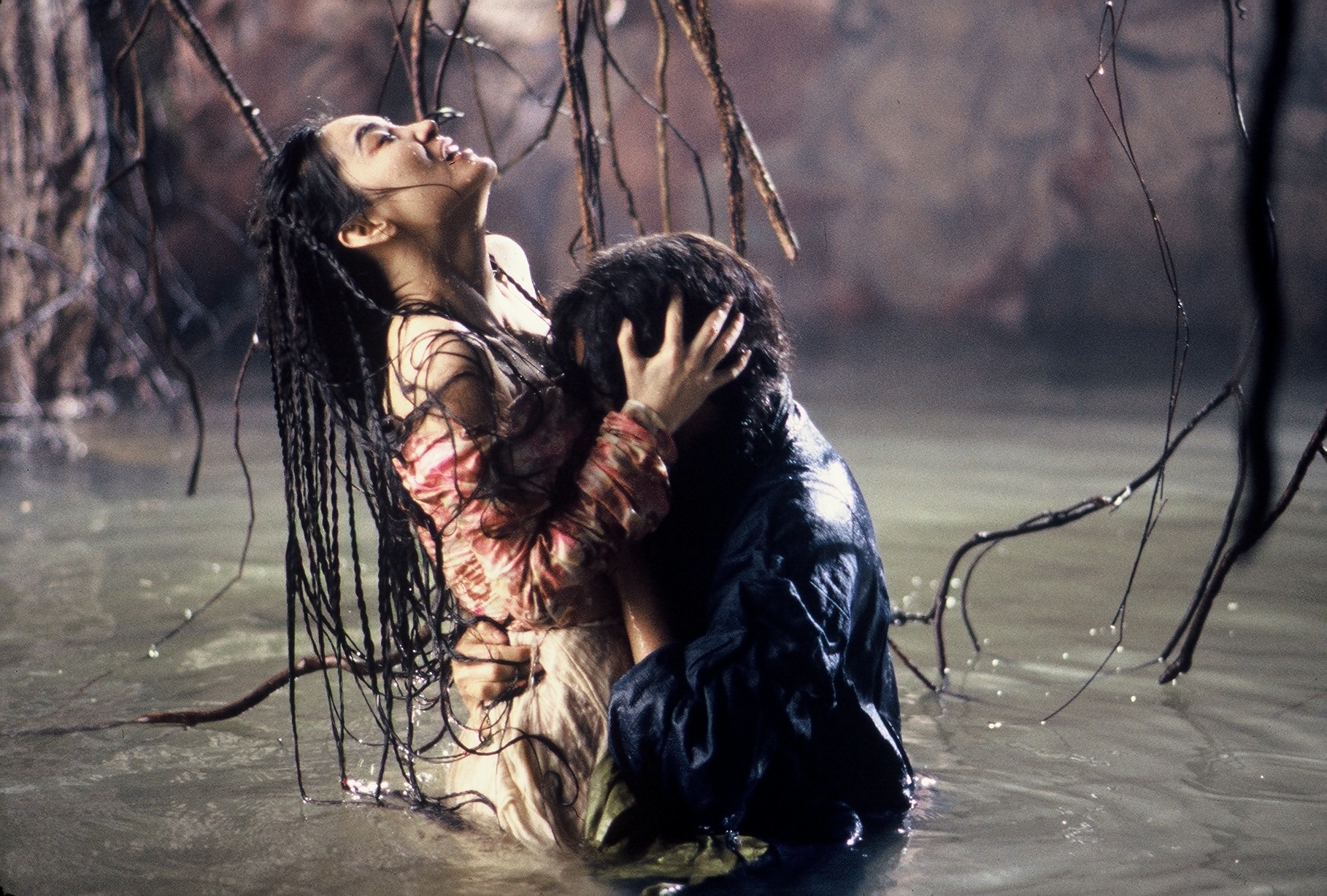 林青霞與張國榮在《白髮魔女傳》中纏綿擁吻，張國榮要林青霞「相信他」，兩人拍出影史經典場面。（華映提供）