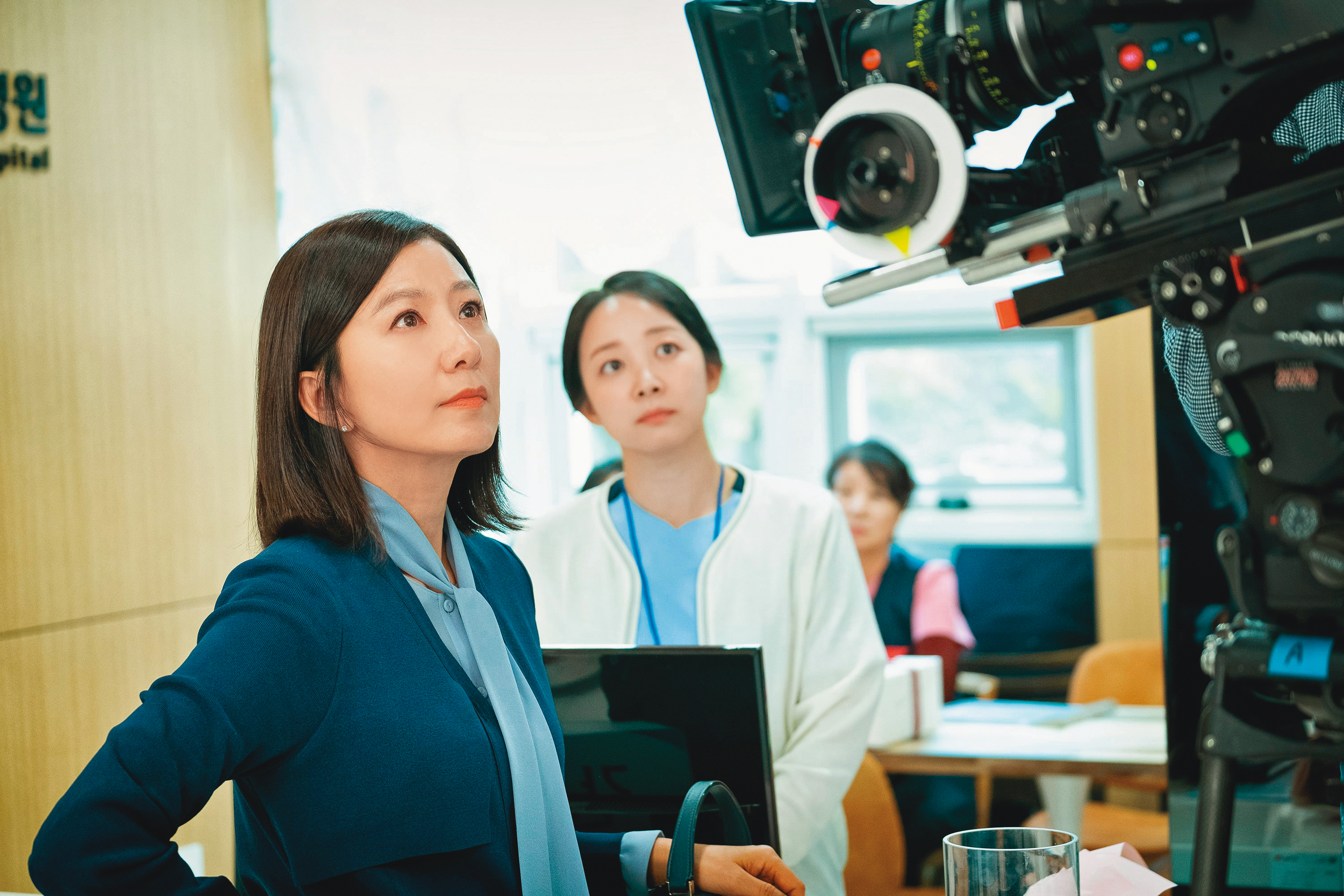 金喜愛在《夫婦的世界》精準詮釋劇中角色冷漠與溫暖均衡的情緒，演技獲BBC製作人力讚。（翻攝自Naver）