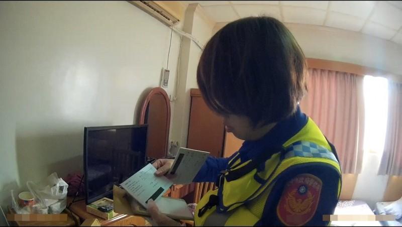 警方查獲丁男替詐團收取的12本人頭帳戶。（翻攝畫面）