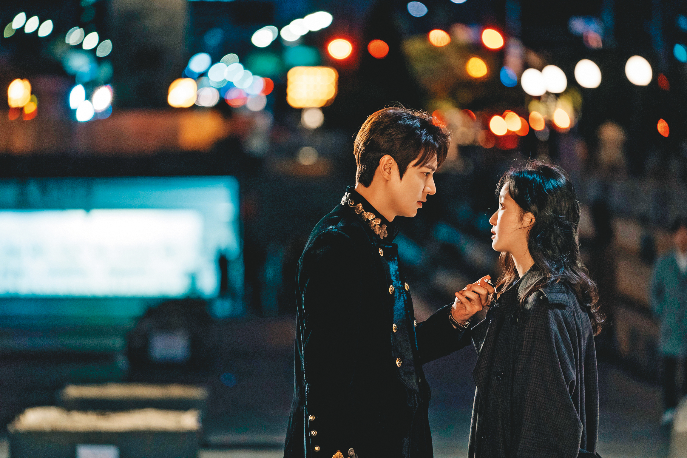 《The King:永遠的君主》網羅李敏鎬(左)、金高銀(右)黃金卡司,開播前即備受期待,但播出後話題性卻不及《夫婦的世界》。(Netflix提供)