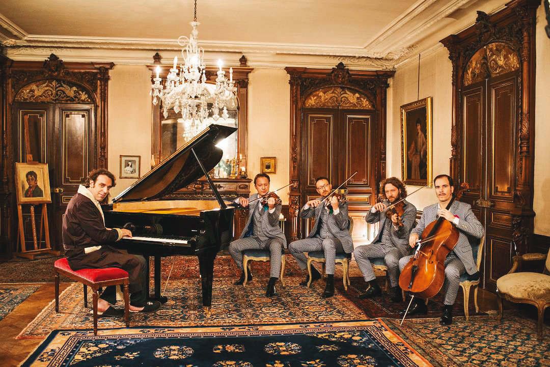 岡薩雷斯（左一）與殿堂級古典名團德國凱薩四重奏聯手演奏，為樂迷帶來一場場融合嘻哈與古典、無法歸類的另類演出。（前景娛樂提供）