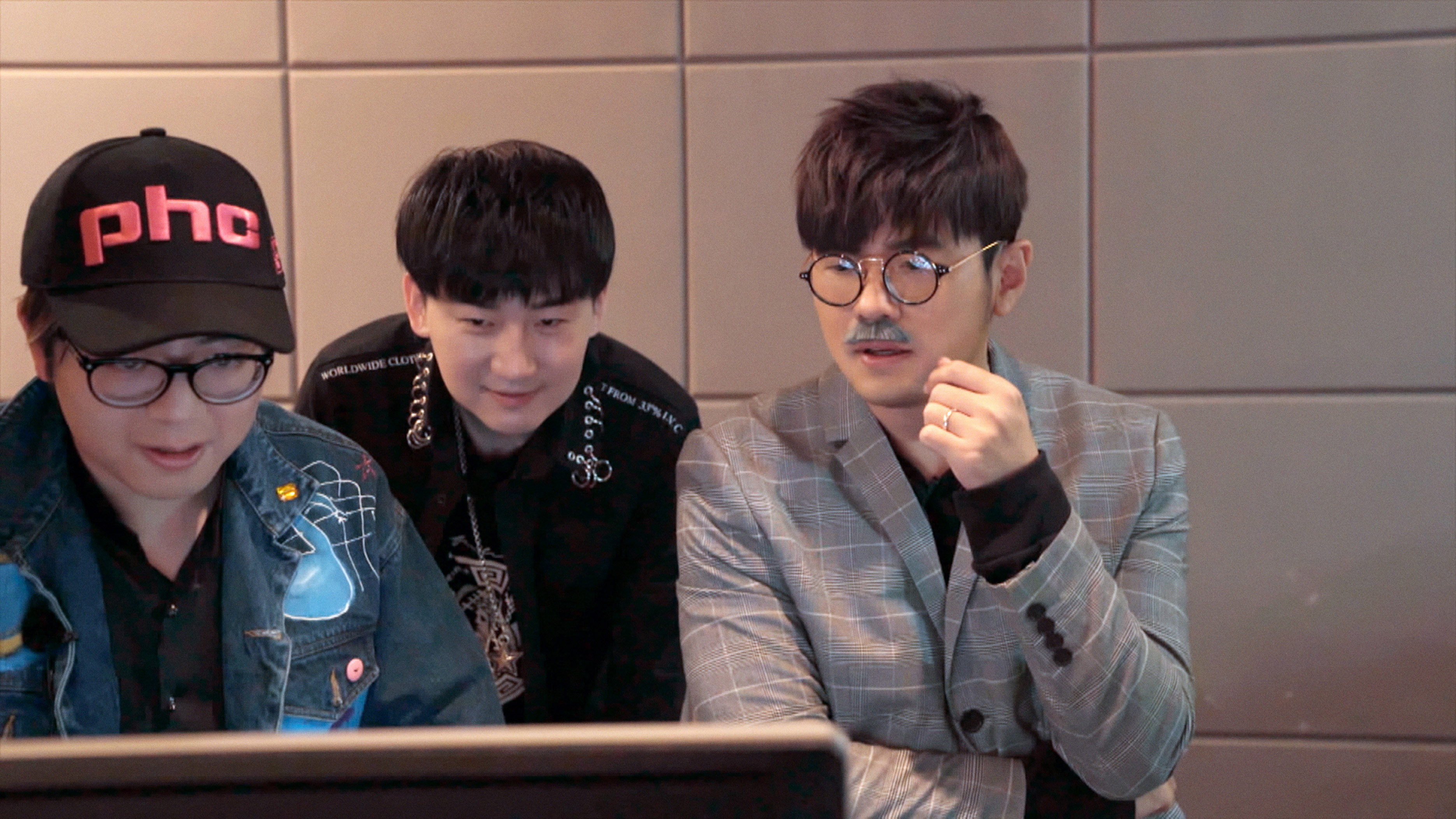 周杰倫喬裝擔任鋼琴課代課老師來考驗學生，為節目不惜犧牲形象。（杰威爾提供）