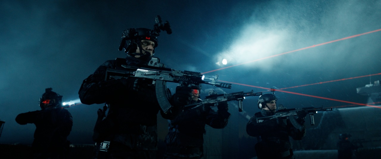 本片出動許多高科技軍武，國外觀眾讚嘆「好像在玩戰爭遊戲般刺激！」（車庫娛樂）