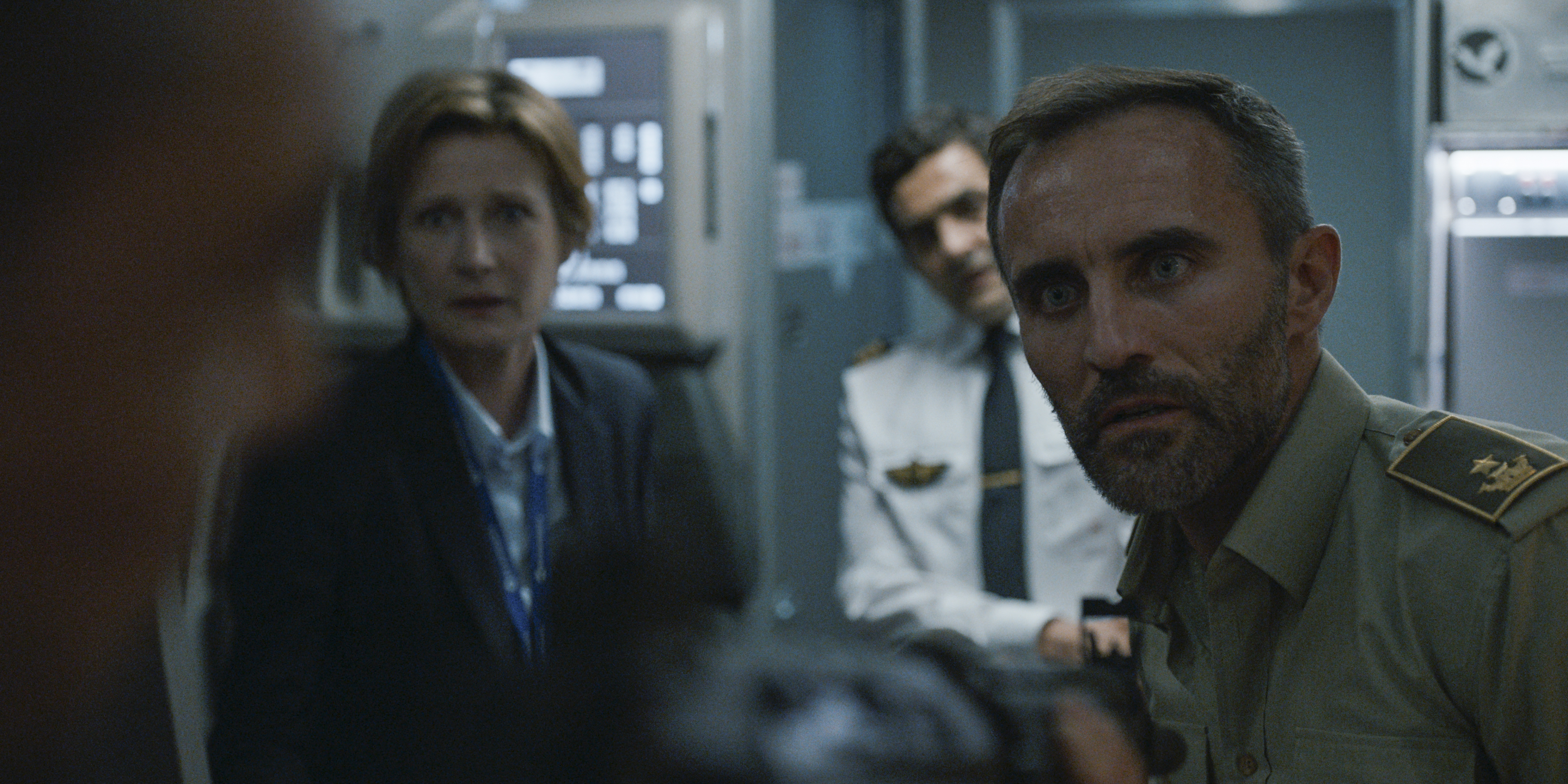 特雷佐（右）以武力強迫飛機起飛，告訴大家跑給太陽追，不然就死定了。（Netflix提供）